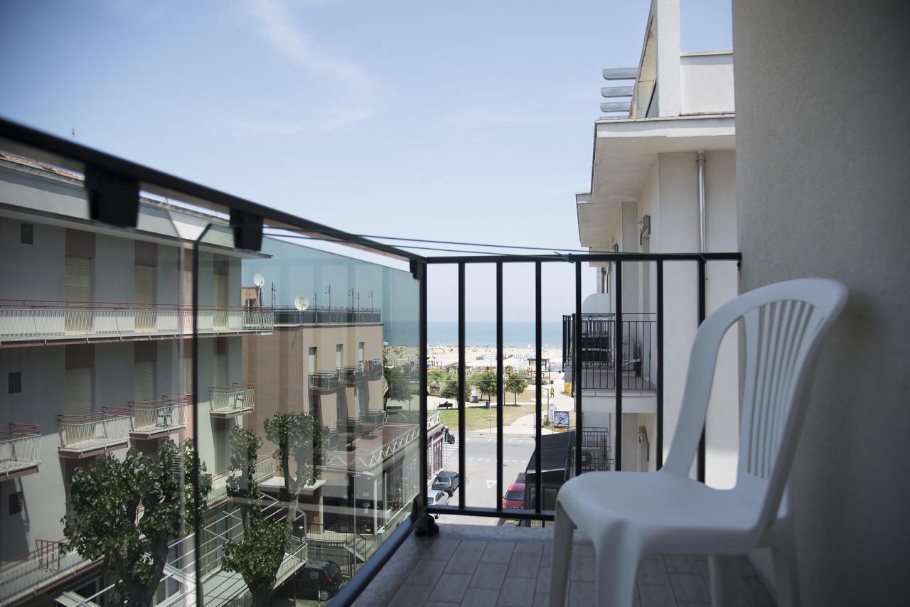 Hotel Nuovo Giardino Римини Экстерьер фото